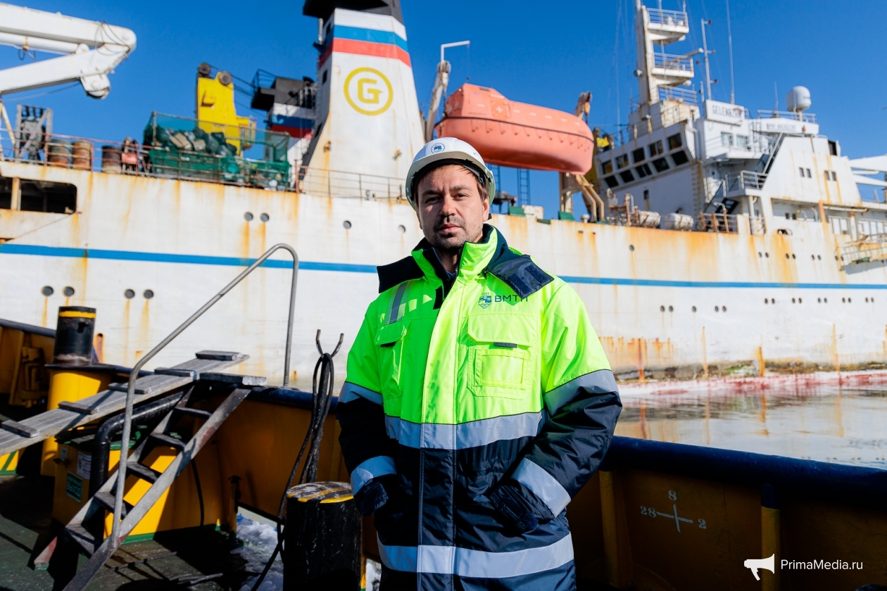 Дальзавод владивосток. Краболовное судно восточная верфь. Швартовая платформа судна. Вакансии судов владивосток. Контейнеровоз феско владивосток.