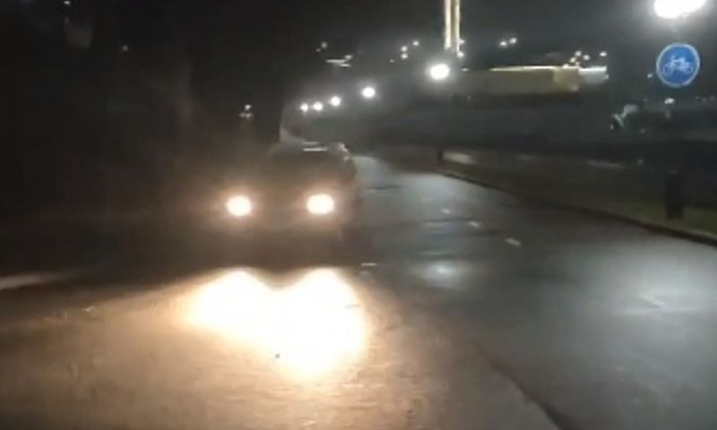 Чуть не задавил. Подмосковье сбили пешехода собаки. 12 Ноября сшибли человека под Ростовом. Машина чуть не сбила человека. Волжский вечером зимой.