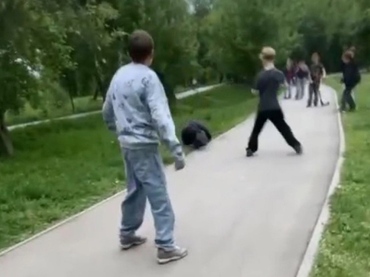 СК возбудил уголовное дело о хулиганстве после избиения подростками прохожего в Барнауле