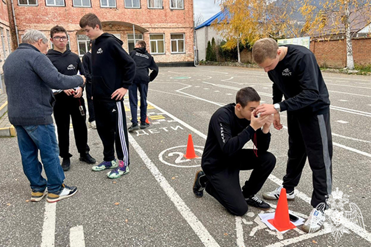 Под руководством сотрудника Росгвардии юнармейцы успешно сдали юнармейский норматив в Пятигорске