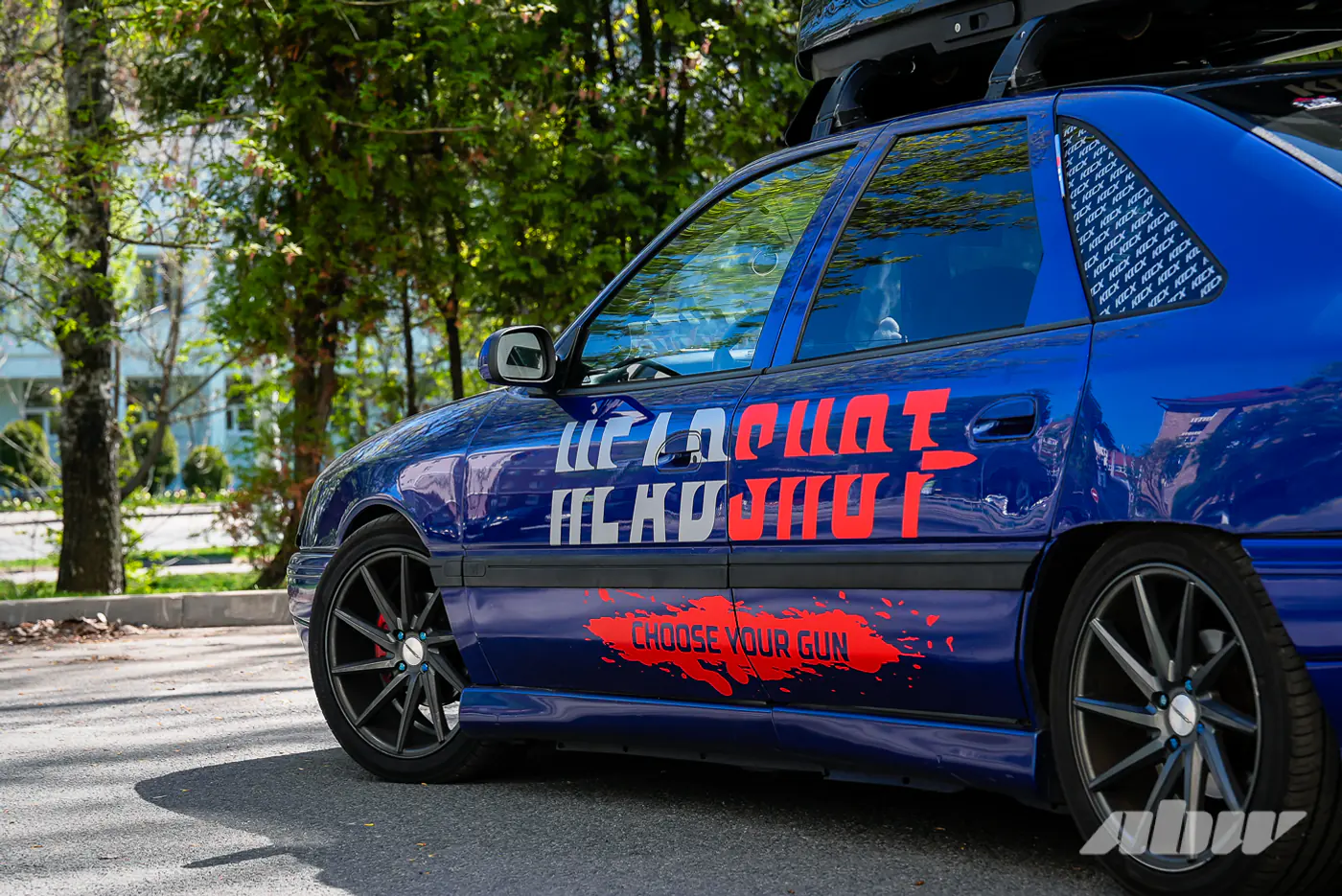 Этот Renault Safrane слышно за километр: как старый «француз» стал концертной площадкой на колесах