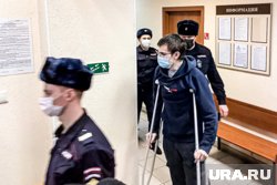 После ампутации ноги Бекмансуров передвигался на костылях