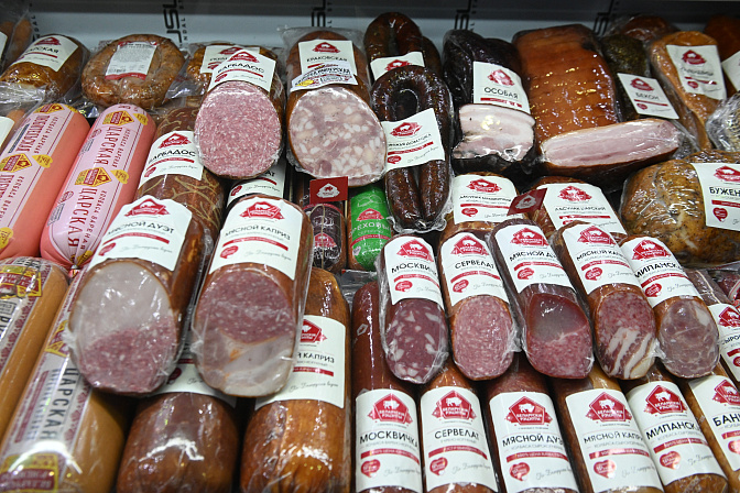колбаса, прилавок с колбасой, продукты