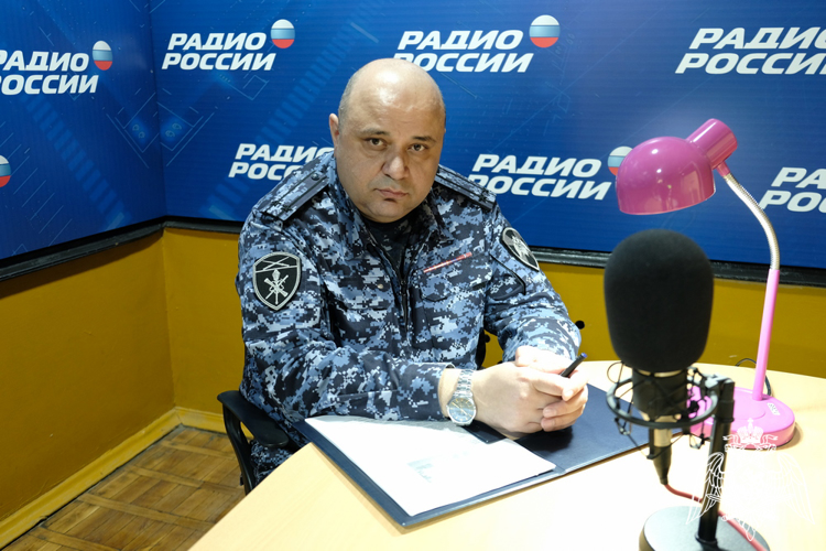 Офицер Росгвардии рассказал дагестанским радиослушателям о ведомственных вузах