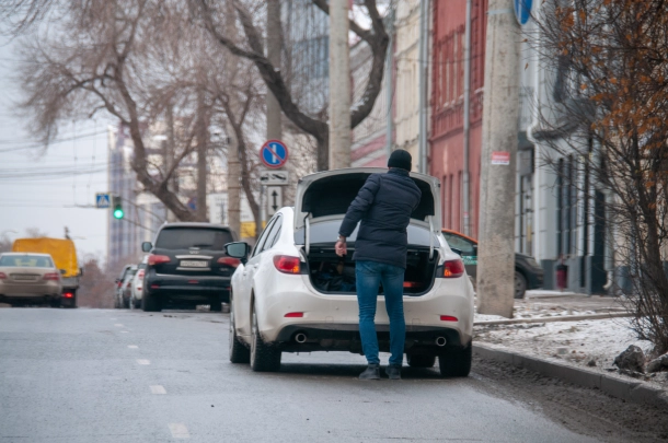 В Большом Камне двое мужчин похитили человека и запихали в багажник Nissan