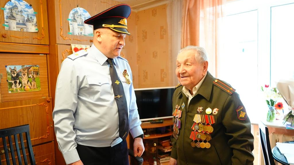 Брянские полицейские поздравили с 9 Мая своего коллегу-ветерана