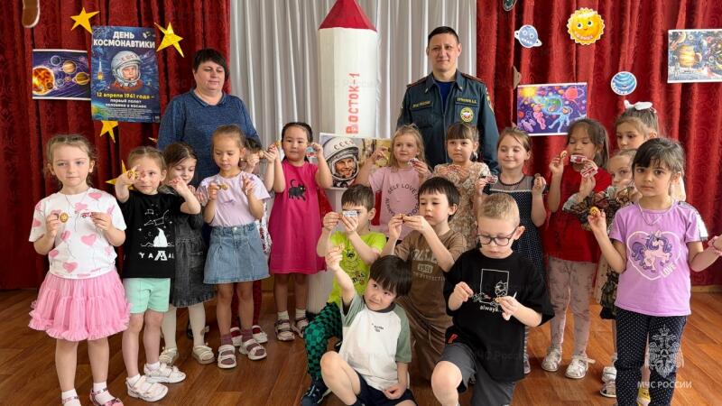В детский сад «Светлячок» заглянул настоящий пожарный, чтобы познакомить ребят с правилами пожарной безопасности.