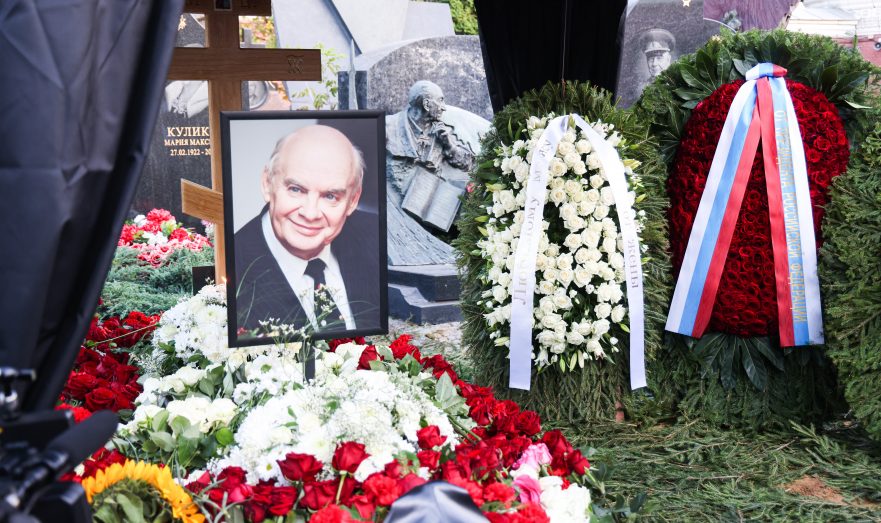 Пахмутова на похоронах мужа. Похороны федора добронравова. Фёдор черенков похороны. Могила федора добронравова на троекуровском кладбище?. Когда похороны добронравова.