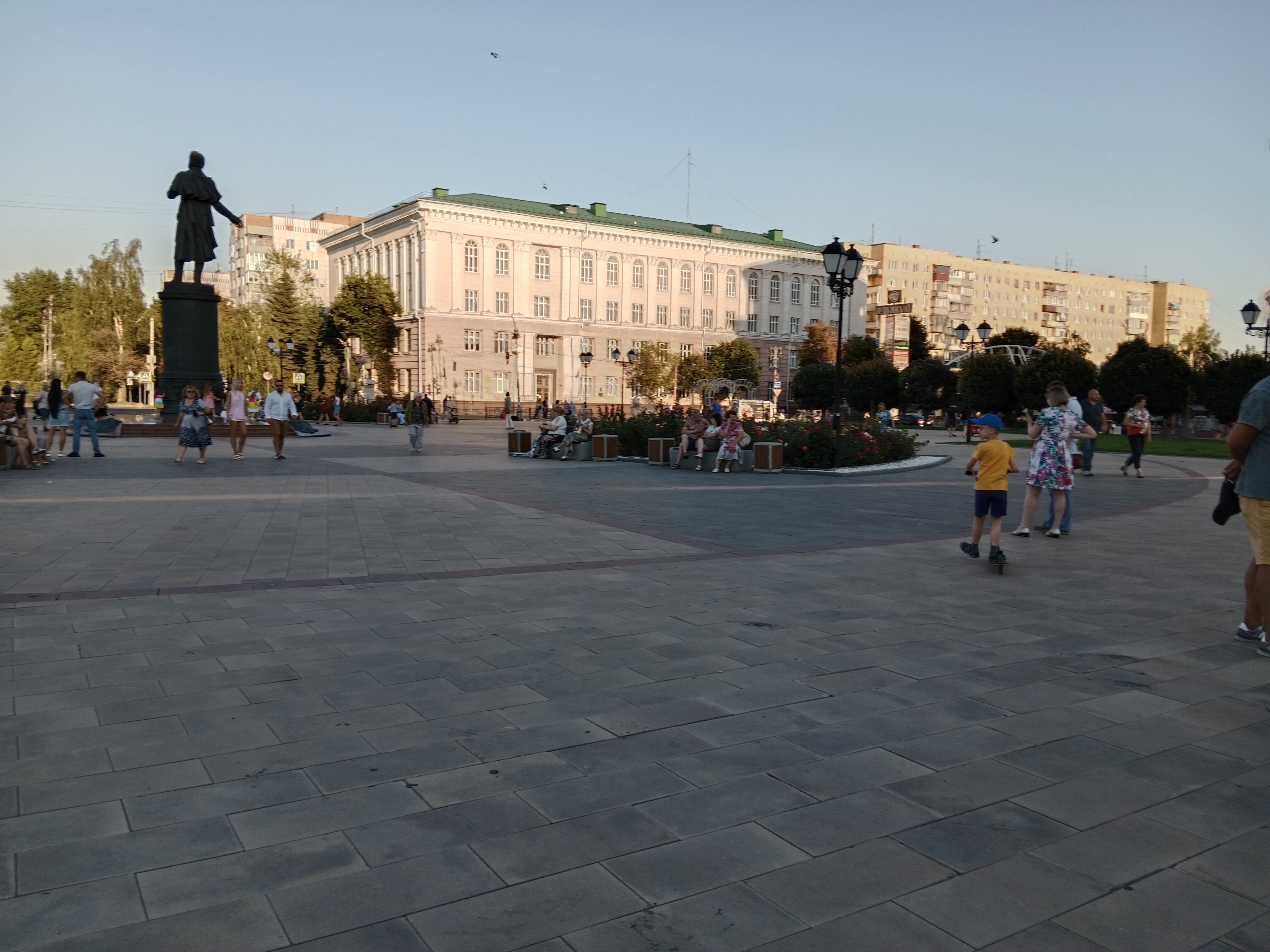 Население курска 2024 год. Парк Дзержинского Курск. День города Курск 2022. Сквер молодежный Курск. Экопарк Курск.