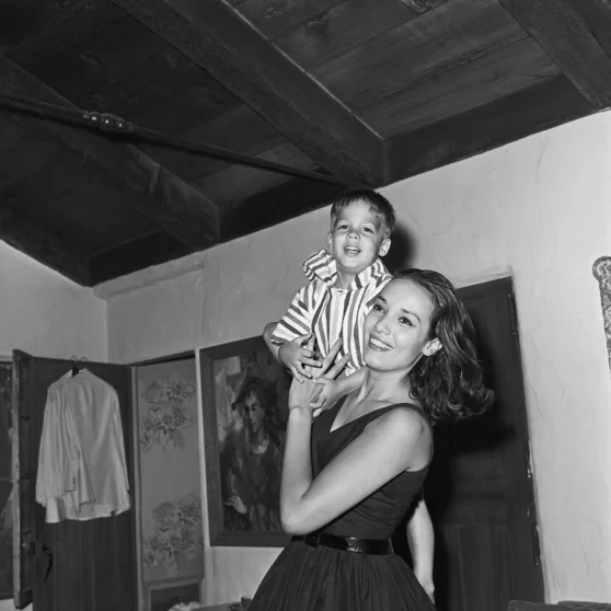 Актриса Анна Кашфи, бывшая жена актера Марлона Брандо, укладывает спать их трехлетнего сына Кристиана Деви Брандо