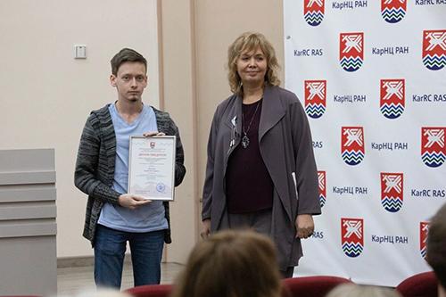 Генеральный директор КарНЦ РАН Ольга Бахмет и младший научный сотрудник ИГ КарНЦ РАН Андрей Лютиков на награждении победителей конкурса научных статей. Фото: В. Швецова / КарНЦ РАН