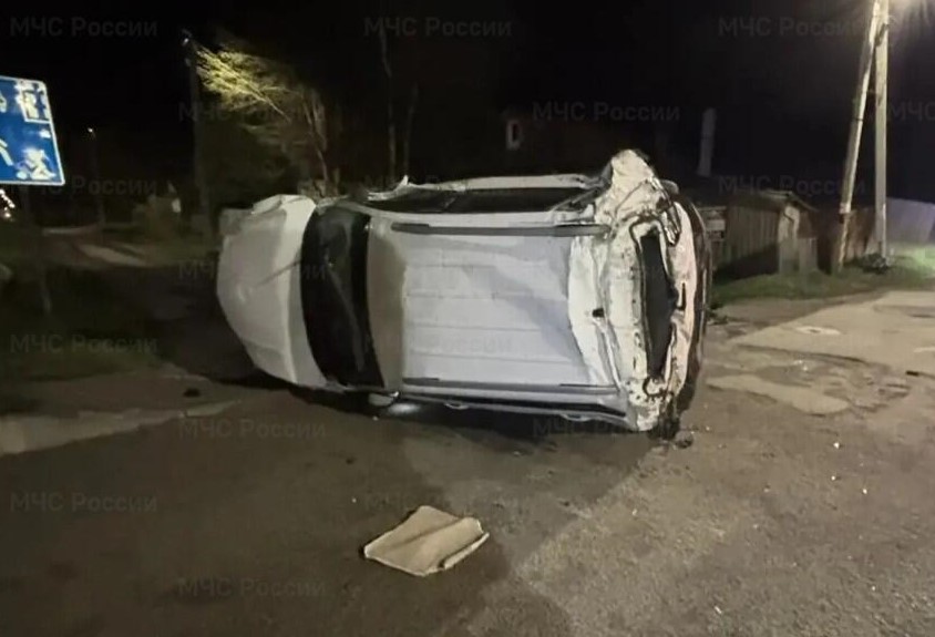 Ночью в Покрове опрокинулась иномарка. Водителя деблокировали