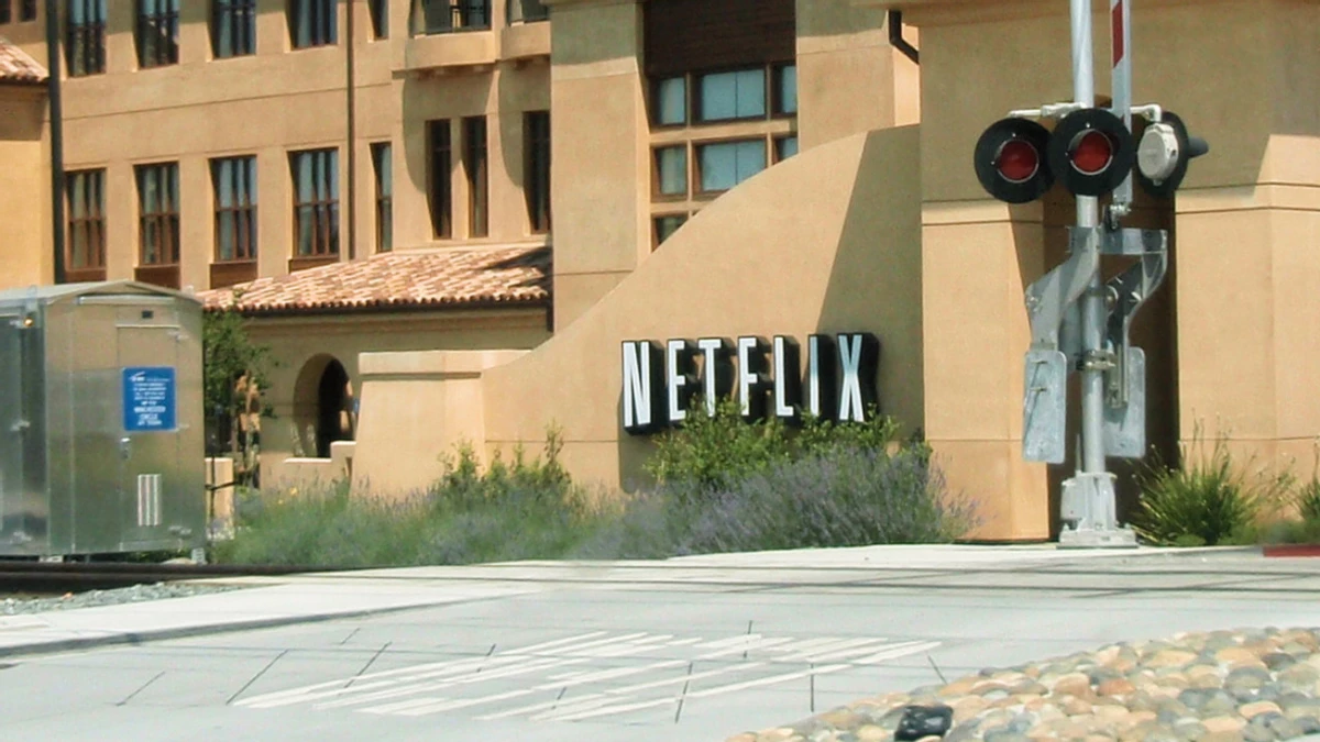 Netflix тоже очень хочет купить себе Warner Bros. 