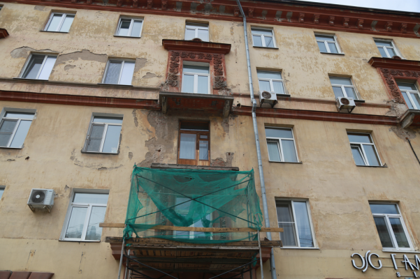 На фасаде дома 215 по улице Пушкинской Ижевска начали возводить строительные леса