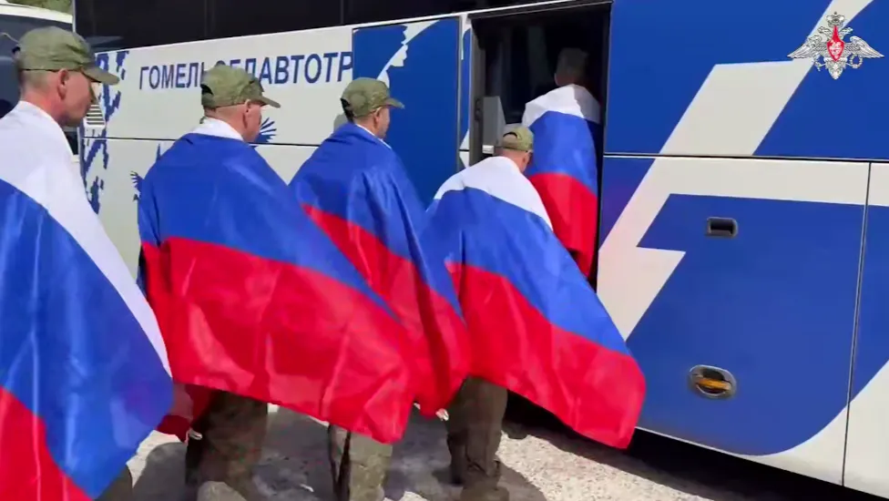 Севастополец возвращается из плена после обмена между Россией и Украиной></div><div class=