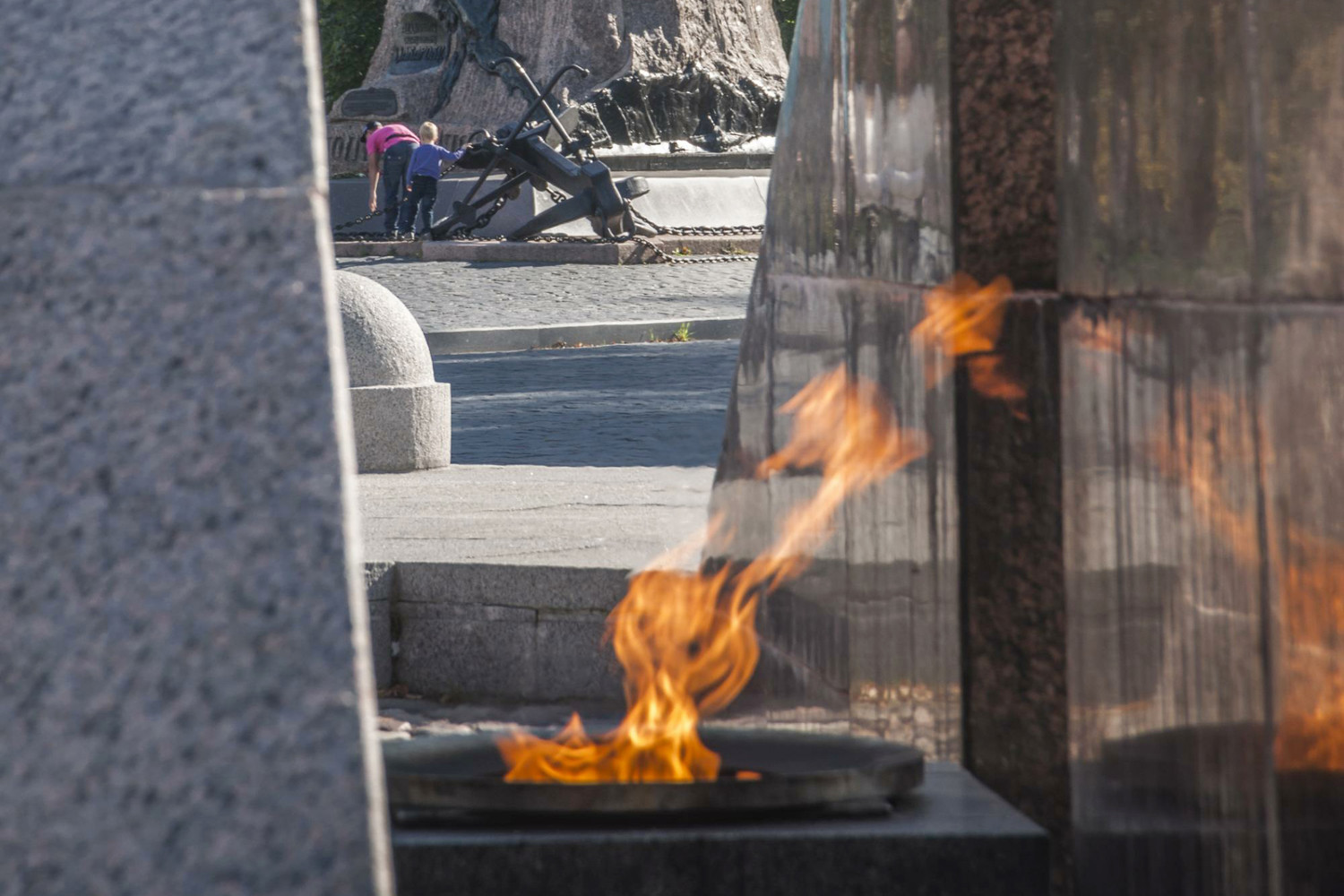 Кронштадт в огне. Вечный огонь в Кронштадте. Памятник вечный огонь. Мемориал вечный огонь. Парня сожгли на вечном огне.