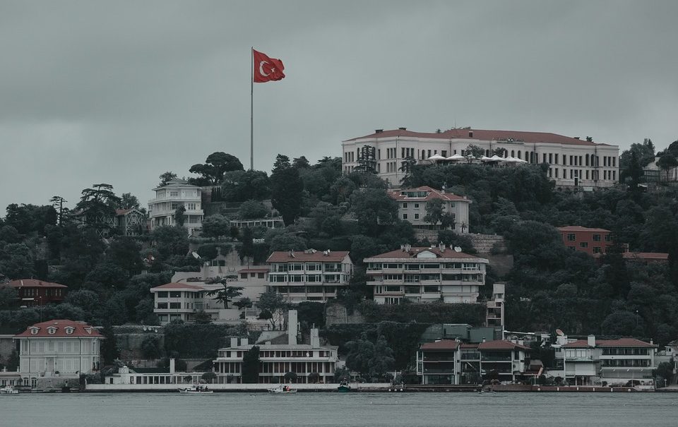 Следующее бедствие? В Стамбуле неожиданно отступило Мраморное море 
