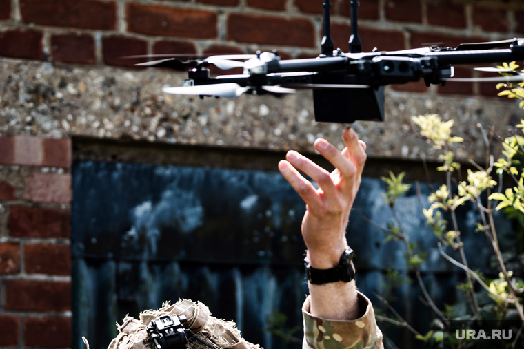 Беспилотник фото. Атака с дрона на военного. Стреляющие дроны стоковые фото. Беспилотник фото военный.
