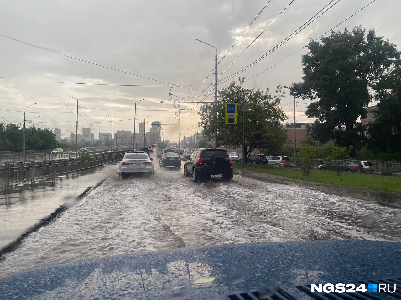 В красноярске затопило гаражи. Красноярск затопление. Красноярск топит. Наводнение в красноярске 2021. Потоп в красноярске.