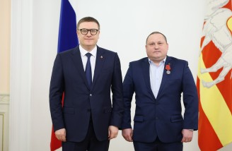 Алексей Текслер вручил государственные и региональные награды южноуральцам. Автор фото - Наиль Фаттахов 