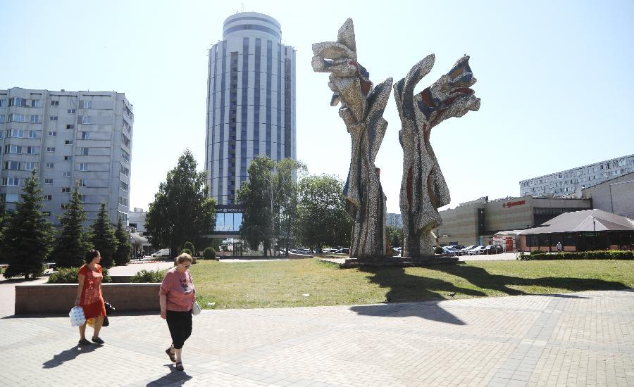 Правительство России уменьшит количество моногородов с 321 до 218 | Скульптура Ильдара Ханова «Ангел-хранитель» в Набережных Челнах — одном из самых известных моногородов страны./ФОТО А. БЕЛКИНА/Бизнес Online/ТАСС