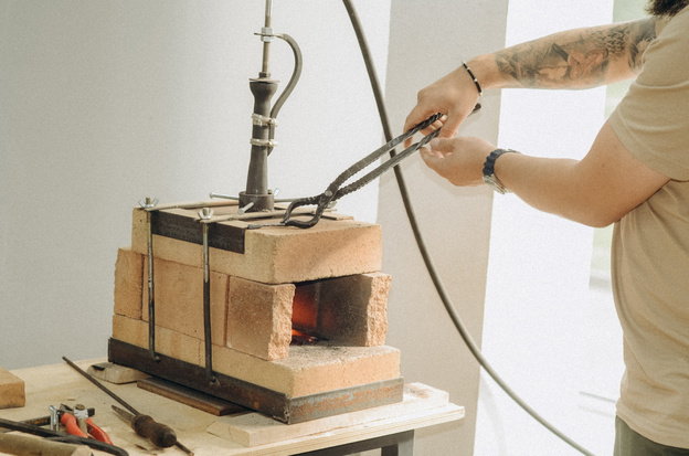 «Чтобы ребята научились дружить». Интервью с основателем детского ремесленного центра «Артель» Львом Бакштаевым