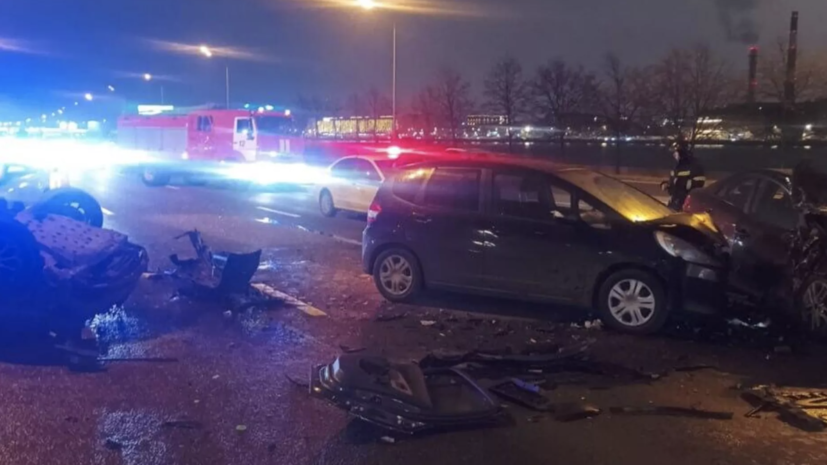 В ДТП с тремя машинами на набережной в Петербурге погиб человек, двое пострадали