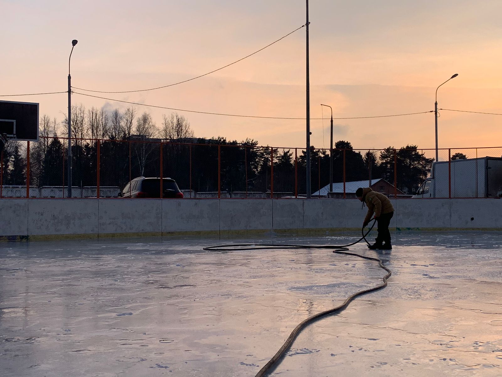 Залили ли каток. Южно-Приморский парк каток. Каток на Южной. Каток в деревне. Каток в Южно Приморском парке.