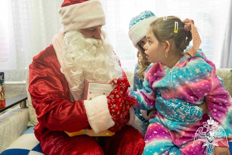 Дед Мороз специального назначения: кубанские росгвардейцы исполняют детские мечты