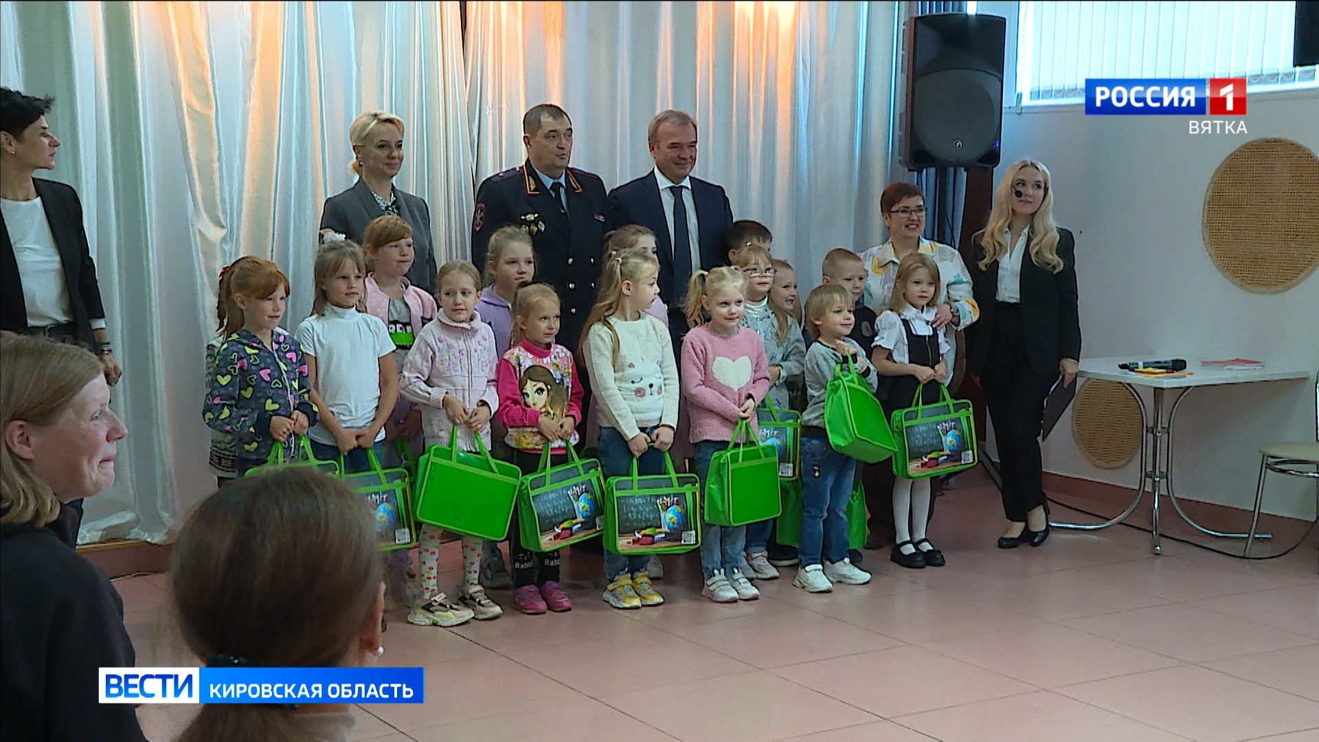 Юные кировчане получили подарки для школы от полицейских и Общественного совета при УМВД
