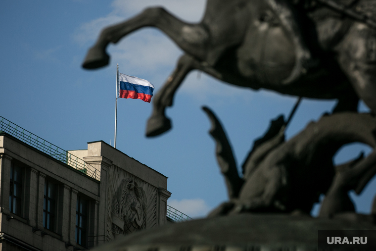 Красная площадь. Москва, госдума, государственная дума, российский флаг, памятник георгию победоносцу, триколор, флаг россии, москва