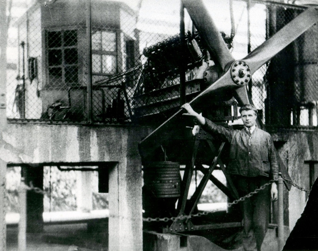 Историю УМПО также иногда отсчитывают от 1925 года, когда советские власти приняли решение о строительстве на базе мелких авторемонтных мастерских бывшего «Русского Рено» в Рыбинске завода по производству авиационных моторов