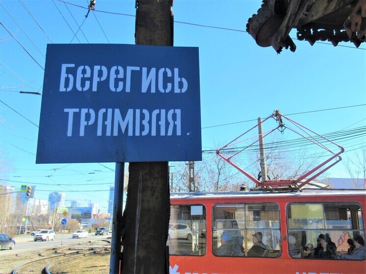 В центре Екатеринбурга трамвай врезался в светофор