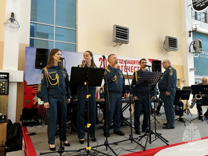 Музыкальные выходные в «Континенте»: оркестр МЧС России подарил омичам концерт