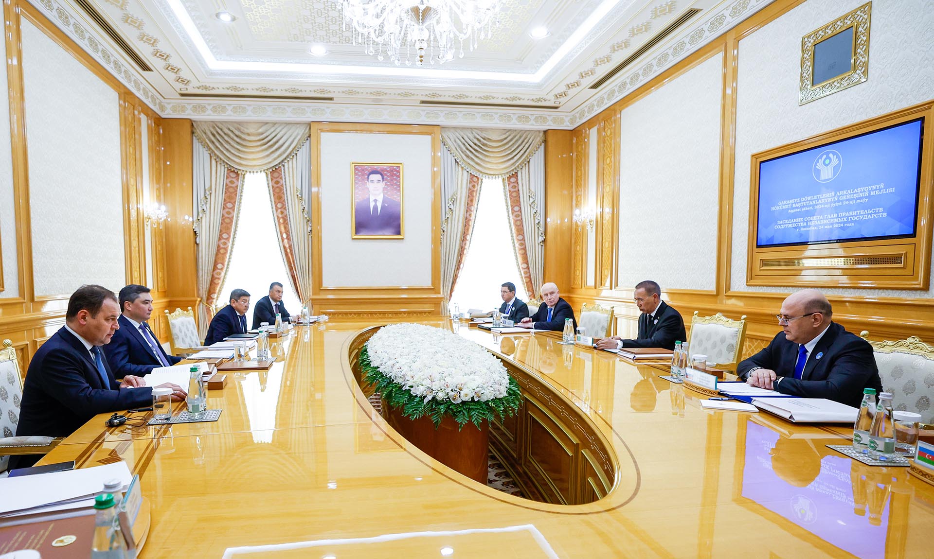 Премьер-министр РФ Михаил Мишустин во время заседания