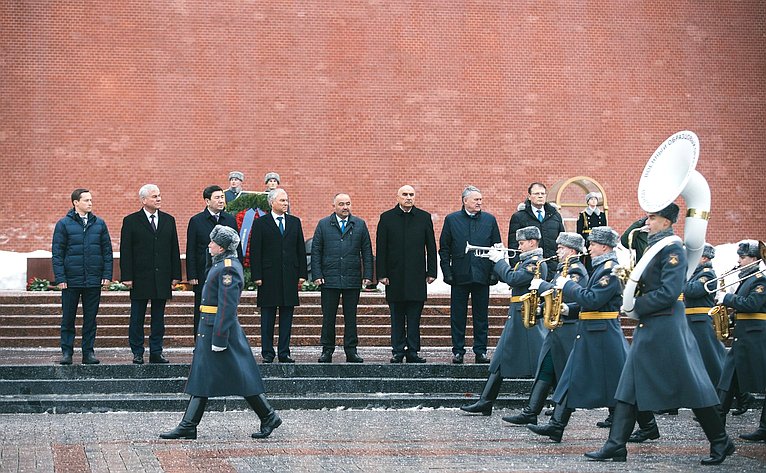 Церемония возложения венка и цветов к Могиле Неизвестного Солдата в Александровском саду, в которой вместе с главами парламентских делегаций стран – членов ПА ОДКБ принял участие Юрий Воробьев