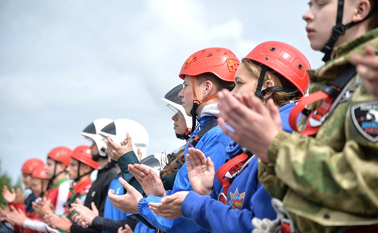 Юрий Воробьев принял участие в мероприятиях каникулярной профориентационной школы «За безопасность!», прошедших в рамках XI Форума регионов Беларуси и России на базе арктического спасательного учебно-научного центра «Вытегра»