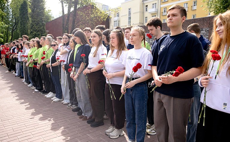 Митинг, возложение цветов в сквере Памяти Героев выставке «Возрождение Донбасса»