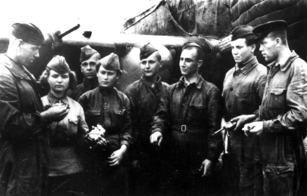 Лето 1943 г. Военный аэродром в с.Ендовино Новооскольского района. 820-й Киевский штурмовой авиаполк