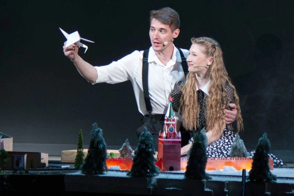 Сцена из спектакля "Летят журавли" 