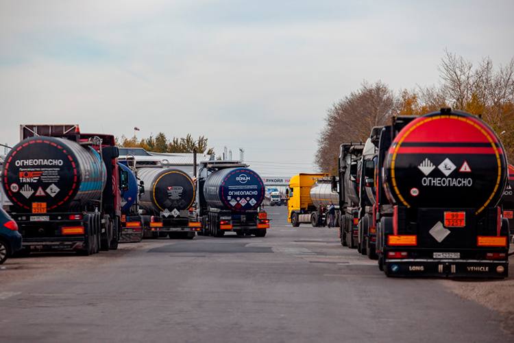 Стабилизировать топливный рынок власти пытаются с начала осени