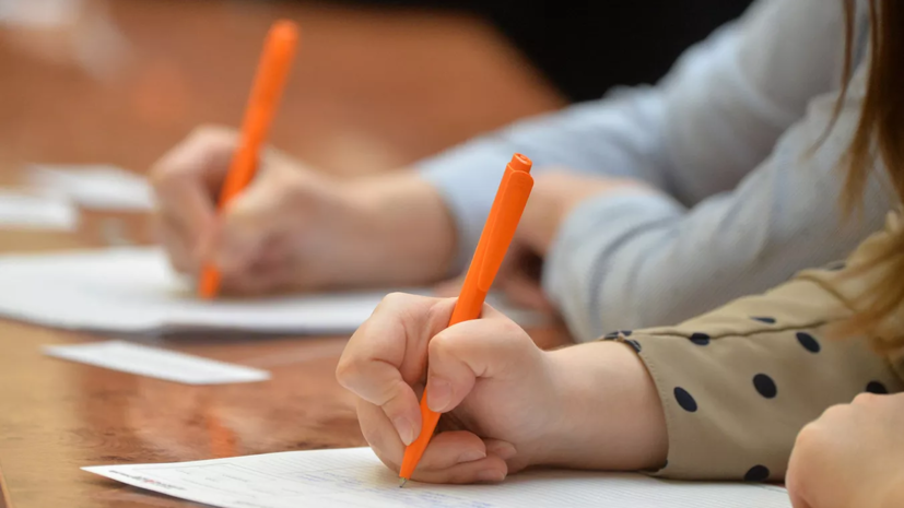 Исследование: 70% школьников испытывают стресс из-за новых правил написания итогового сочинения
