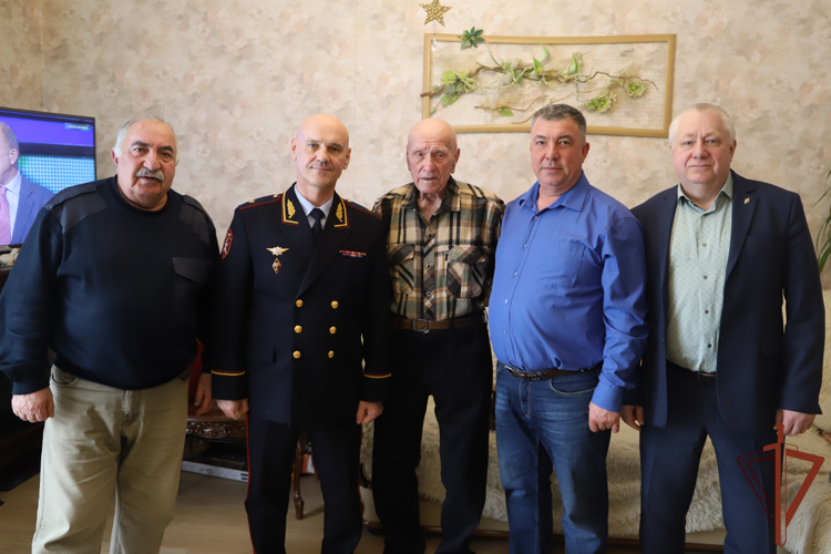 Начальник Управления Росгвардии по Пермскому краю поздравил ветерана Великой Отечественной войны с 95-летием