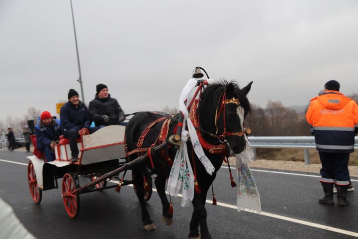 В Муслюмово по обновленному мосту через реку Ик первой проехала лошадь в упряжке