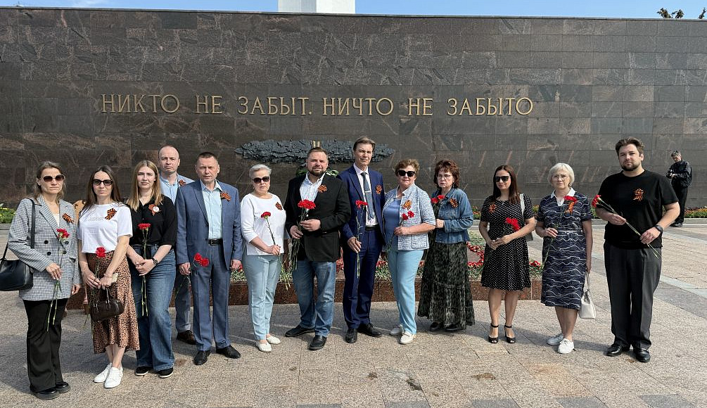 Помним, гордимся, чтим! Члены Ульяновского регионального отделения АЮР возложили цветы к обелиску 30-летия Победы