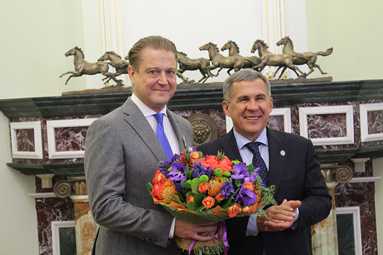 «К Рустаму Нургалиевичу пришел не просто деньги просить, я ему показал, какая структура здесь должна быть. Он дал задание создать автономное учреждение. И только вторым был финансовый вопрос»