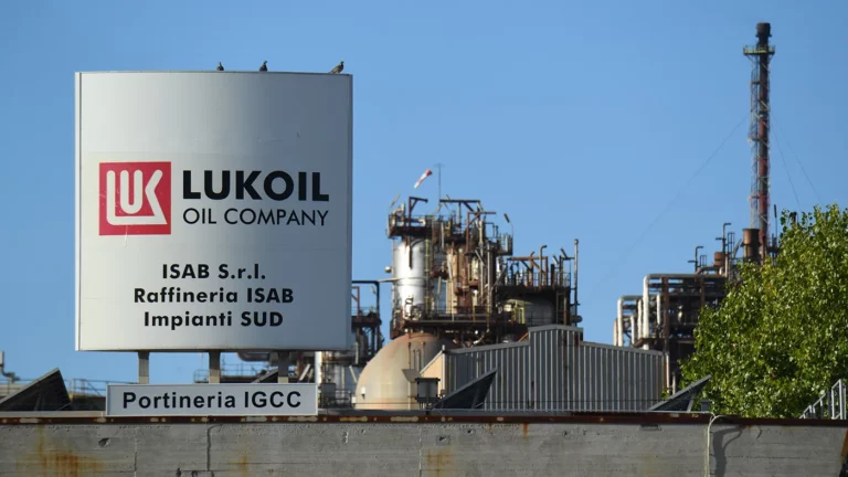 СМИ: Италия забирает завод «Лукойла» под свой контроль на год