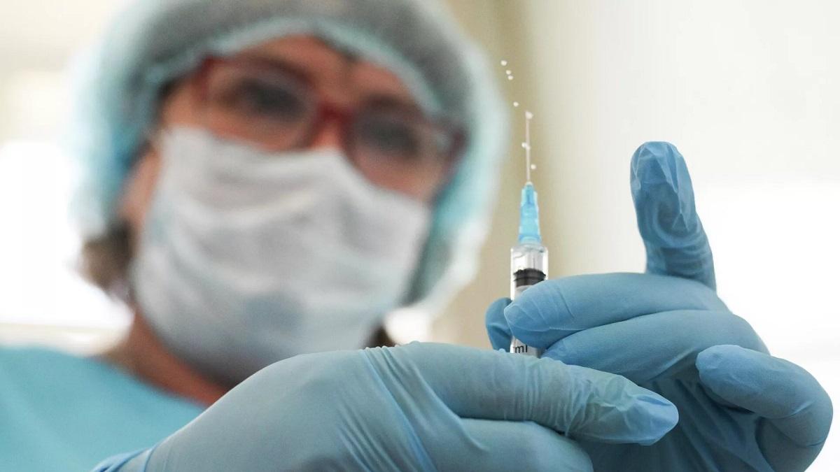 Медработник шприц