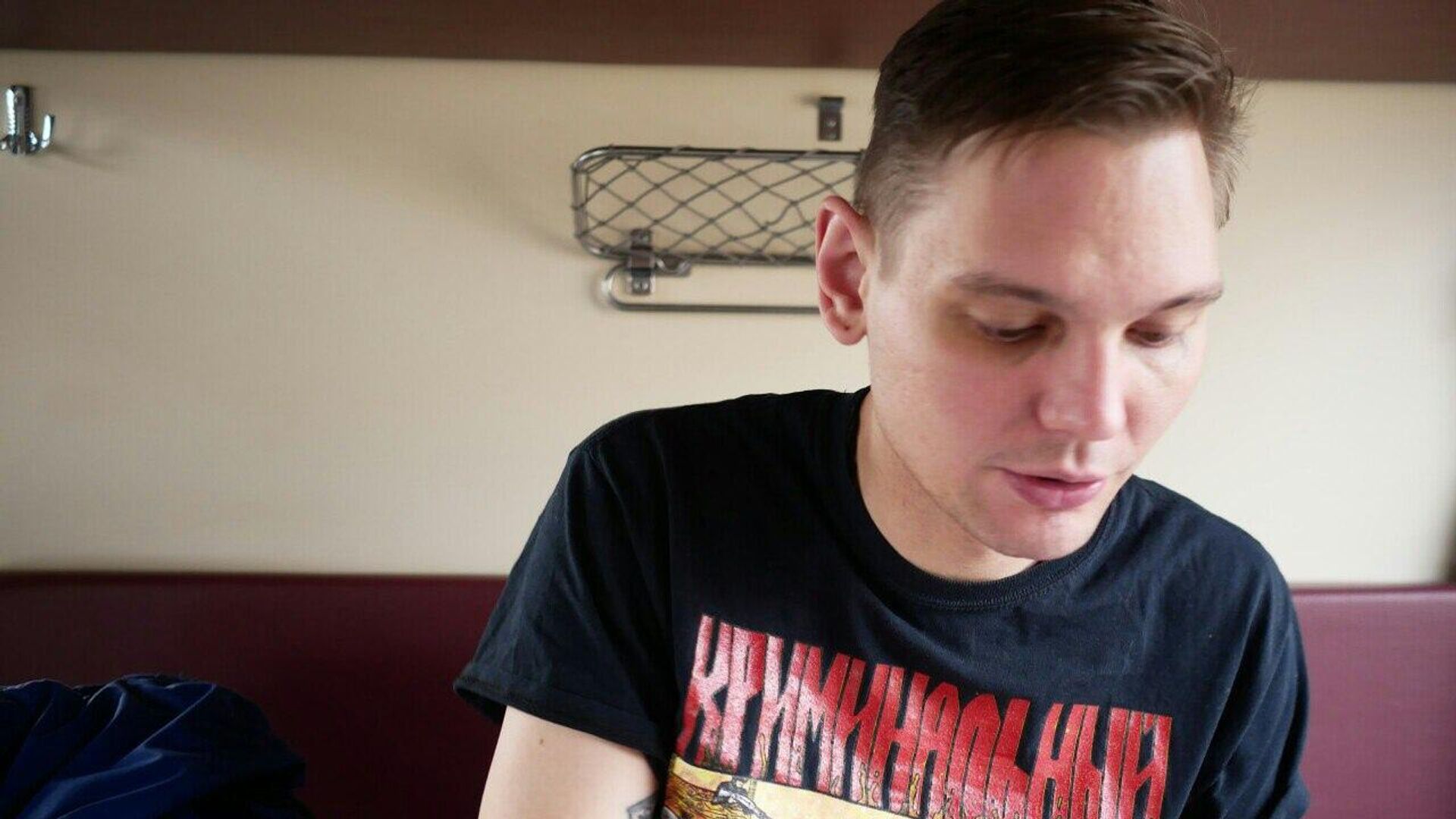 выступление солиста группы щенки в одном носке