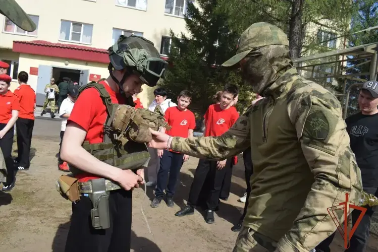 Военнослужащие Росгвардии провели для юных омичей патриотический форум «Наследие. Помним,гордимся,чтим!» 